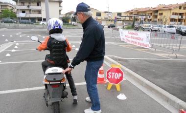Un vigile e un ragazzo lungo il percorso 