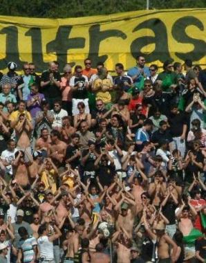 Il presidente del Viareggio Stefano Dinelli e le tribune dello stadio dei Pini         