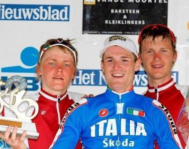 Salvatore Puccio sul podio del Giro della Fiandre under 23 e sopra mentre taglia il traguardo   