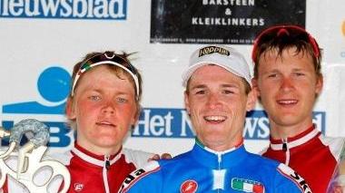 Salvatore Puccio sul podio del Giro della Fiandre under 23 e sopra mentre taglia il traguardo