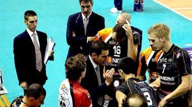 I Lupi a “rapporto” da coach Gianlorenzo Blengini durante un timeout
