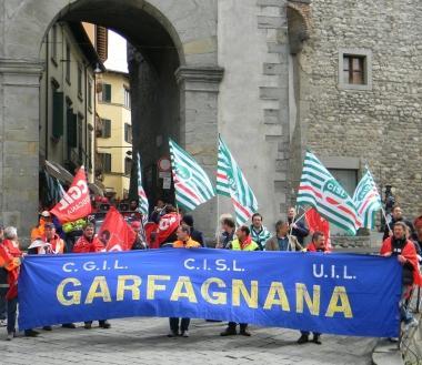 Lavoratori di Se.Ver.A. e sindacalisti ieri al corteo a Castelnuovo 
