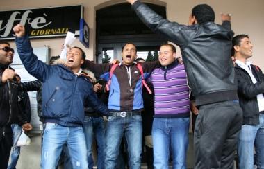 <b>IN PARTENZA.</b> I migranti alla stazione 