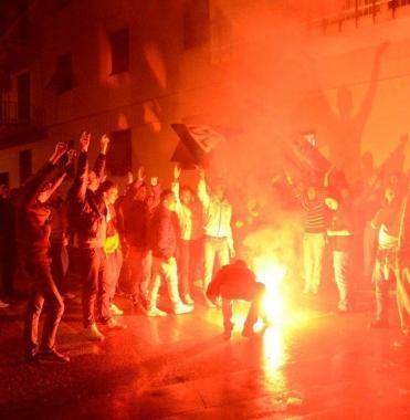 <b>IL FUNERALE.</b> Preceduto dallaccensione di un fumogeno rosso, il corteo &egrave; partito dal bar Riksci&ograve; Davanti a tutti, la bara dai colori bianconeri 