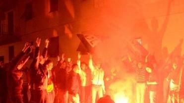 <b>IL FUNERALE.</b> Preceduto dall’accensione di un fumogeno rosso, il corteo è partito dal bar Riksciò Davanti a tutti, la bara dai colori bianconeri