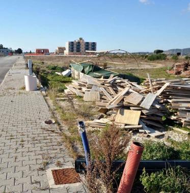 Lavori mai finiti alla stazione e sopra un cantiere edile 
