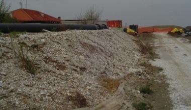 <b>MARINA. </b>Cumulo di detriti vicino al Merida sotto: un marciapiede danneggiato e lingresso del cantiere 