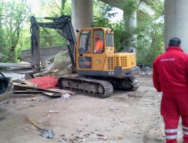 Le ruspe abbattono le baracche  