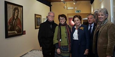 Lassessore Bruno Ialuna (a destra) alla pre-inaugurazione della mostra che apre oggi alle Tamerici, e una delle sale espositive allestite allinterno dellex stabilimento termale 