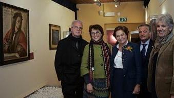 L’assessore Bruno Ialuna (a destra) alla pre-inaugurazione della mostra che apre oggi alle Tamerici, e una delle sale espositive allestite all’interno dell’ex stabilimento termale