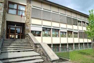 A sinistra, Fabrizio Geri, sopra la scuola elementare Collodi 
