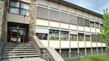 A sinistra, Fabrizio Geri, sopra la scuola elementare Collodi