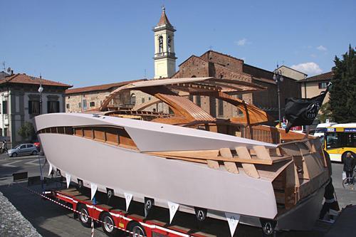 Sorpresa, in piazza delle Carceri spunta uno yacht