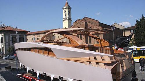 Sorpresa, in piazza delle Carceri spunta uno yacht