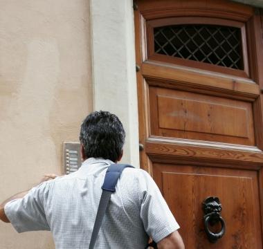 Proteste per un venditore insistente 