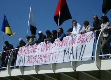 LA PROTESTA Alcuni vogatori hanno protestato contro gli accorpamenti delle cantine previsti ...