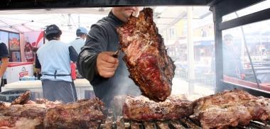 Carne alla brace cucinata in uno dei tanti stand gastronomici 