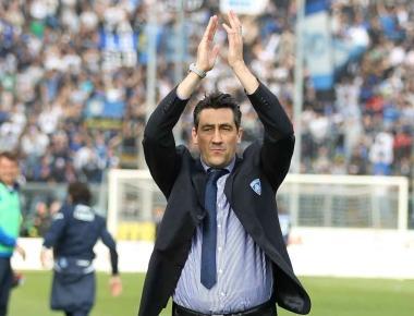 Alfredo Aglietti applaude i tifosi azzurri 