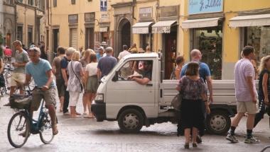 Scoppia la guerra dei negozi zona nord contro S. Paolino