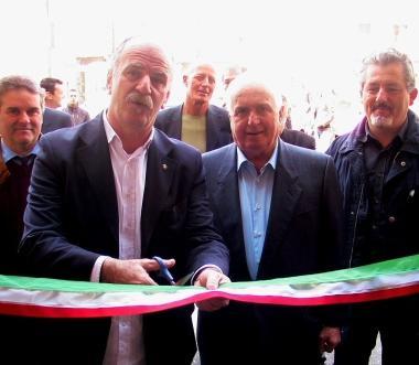 Taglio del nastro allo spaccio Lunigiana Amica