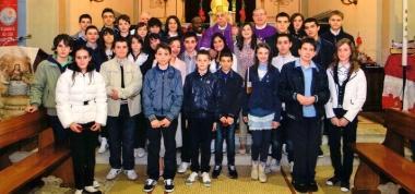 Il gruppo dei cresimati assieme al vescovo e ai due parroci 