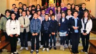Il gruppo dei cresimati assieme al vescovo e ai due parroci