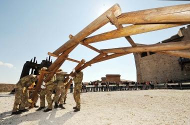 Genio pontieri al montaggio del ponte salvatico sul piazzale del Castello 