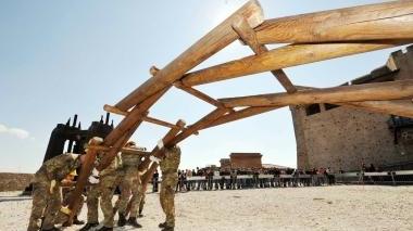 Genio pontieri al montaggio del “ponte salvatico” sul piazzale del Castello