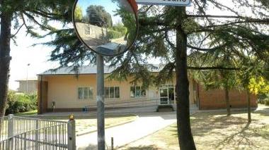 Le scuole elementari di Catena e a destra, Mazzanti