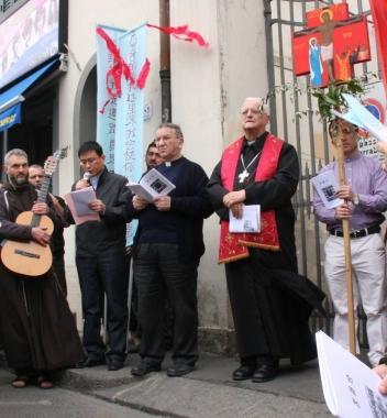 Il vescovo Simoni alla Via crucis 