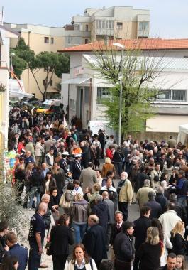 <b>IN FESTA.</b> Via Ponchielli affollata ieri pomeriggio    