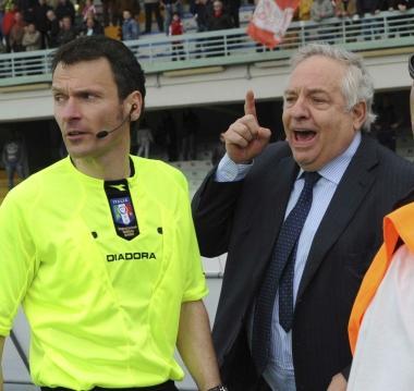 <b>DOPO IL NOVANTESIMO</b> Piero Camilli scende dalla tribuna fino al campo e contesta pesantemente larbitro Pinzani di Empoli     