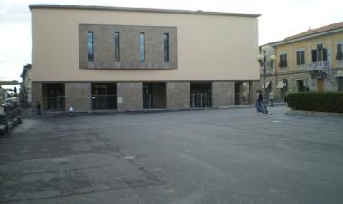 In alto la Caffetteria Centrale e sopra piazza Montanelli
