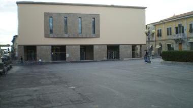 In alto la Caffetteria Centrale e sopra piazza Montanelli