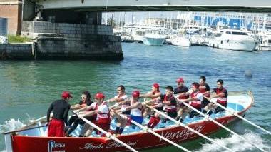 L’equipaggio del Venezia vincitore della prima gara della stagione