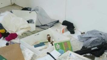 <strong>SHANGAY.</strong> Quel che resta degli oggetti bruciati all’interno del palazzo Casalp in via Nino Bixio e accanto rifiuti e sporicizia abbandonati in una delle stanze occupate