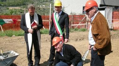 Il presidente Franco Gherardini posa la prima pietra A lato il pubblico in attesa