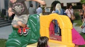 Sopra bambini giocano in un nido A destra Stella Niccolai
