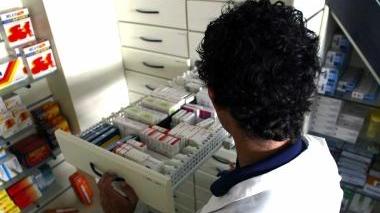 L’interno di una farmacia della Valdera (Foto d’archivio)