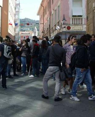 Un gruppo di studenti alla manifestazione 