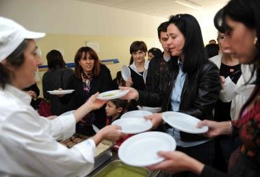 Alcuni momenti della giornata finale de Il piatto della mamma edizione 2011 che ha avuto luogo ieri mattina alla scuola dellinfanzia LAlbero Azzurro; <b>altre foto su www.iltirreno.it </b>
