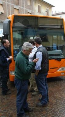 A sinistra un pullman di linea del Cpt