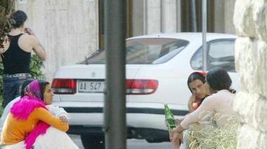 Alcune nomadi stazionano nei dintorni della Basilica