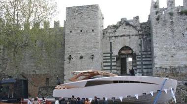 Lo yacht in mostra in piazza delle Carceri In basso Caccavella insieme al vicesindaco Borchi