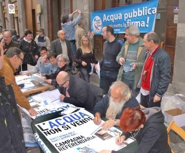 Una delle numerose raccolte di firme per i referendum organizzate dai movimenti per lacqua pubblica 