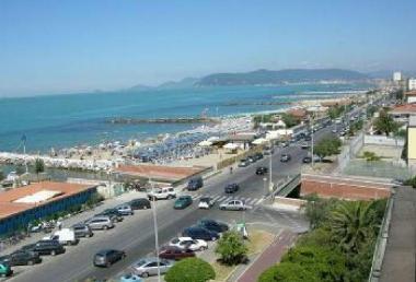 Il lungomare di Marina di Massa 