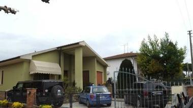 La villa di Visignano dov’è avvenuta la rapina l’altra notte e Massimiliano, figlio della vittima