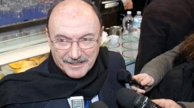 Il Procuratore capo Aldo Cicala; sotto, l’impronta della fascetta sull’asse rotto
