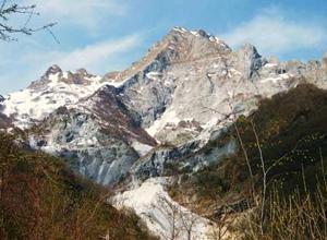 Due escursionisti bloccati dalla neve sulle Apuane, salvati