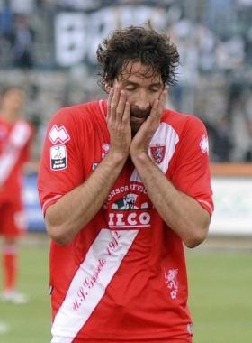 <b>DELUSIONE.</b> Nando Sforzini dopo il triplice fischio di Pinzani 